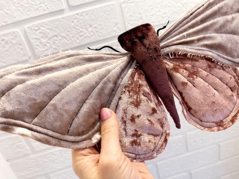 Escultura de traça gigante em tecido para decoração de casa