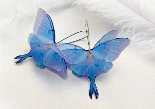 Brincos de mariposa Moon Luna com asas 3D feitos à mão de seda com cor de orquídea azul exclusiva, presente perfeito para baile de formatura ou qualquer amante de mariposa