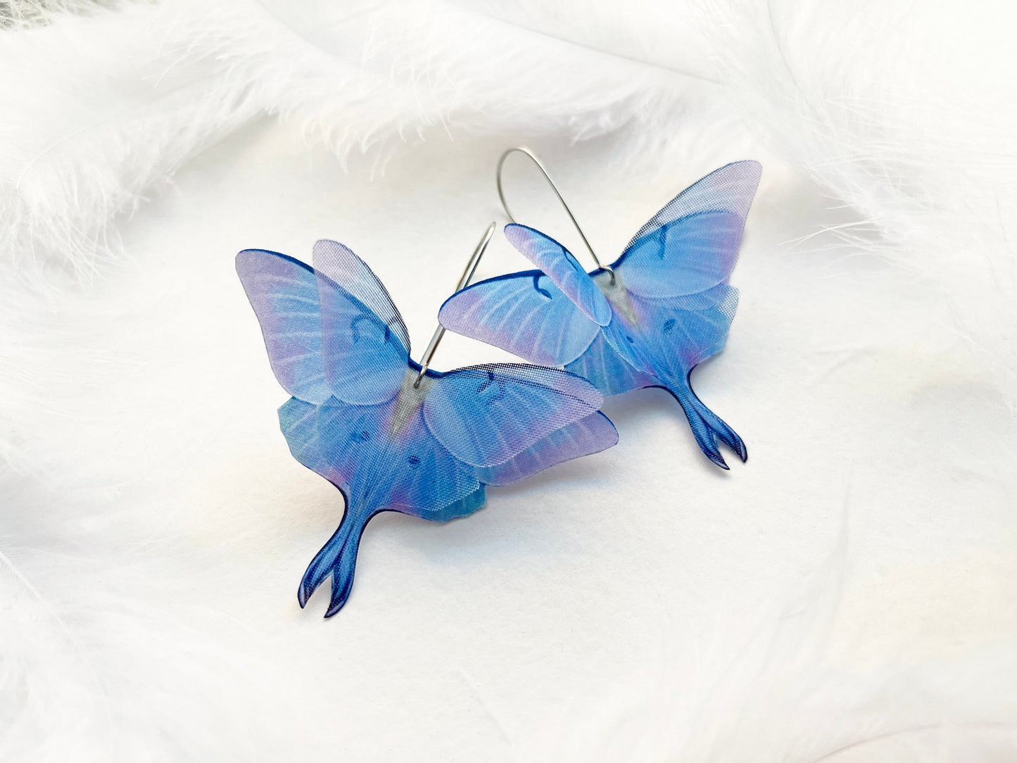 Pendientes de polilla luna con alas 3D hechas a mano de seda con un color de orquídea azul único regalo de complemento perfecto para el baile de graduación o cualquier amante de las polillas