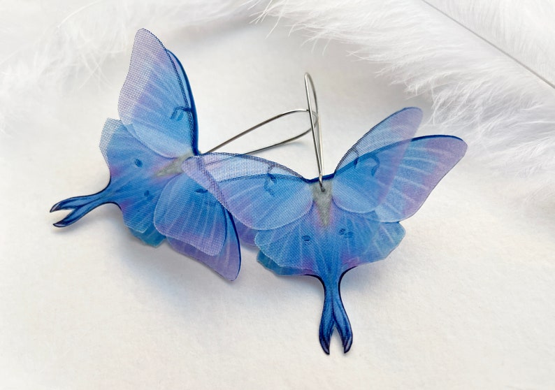Pendientes de polilla luna con alas 3D hechas a mano de seda con un color de orquídea azul único regalo de complemento perfecto para el baile de graduación o cualquier amante de las polillas
