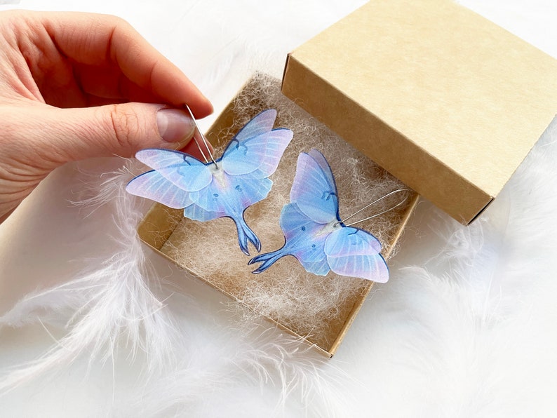 Pendientes de polilla luna con alas 3D hechas a mano de seda con un color de orquídea azul único regalo de complemento perfecto para el baile de graduación o cualquier amante de las polillas