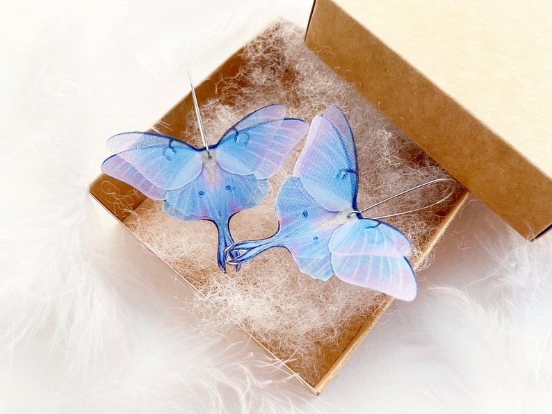 Brincos de mariposa Moon Luna com asas 3D feitos à mão de seda com cor de orquídea azul exclusiva, presente perfeito para baile de formatura ou qualquer amante de mariposa