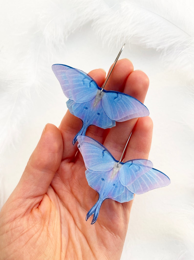 Pendientes de polilla luna con alas 3D hechas a mano de seda con un color de orquídea azul único regalo de complemento perfecto para el baile de graduación o cualquier amante de las polillas