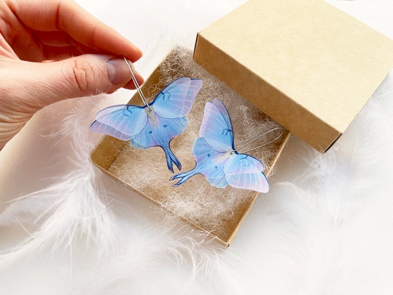 Brincos de mariposa Moon Luna com asas 3D feitos à mão de seda com cor de orquídea azul exclusiva, presente perfeito para baile de formatura ou qualquer amante de mariposa