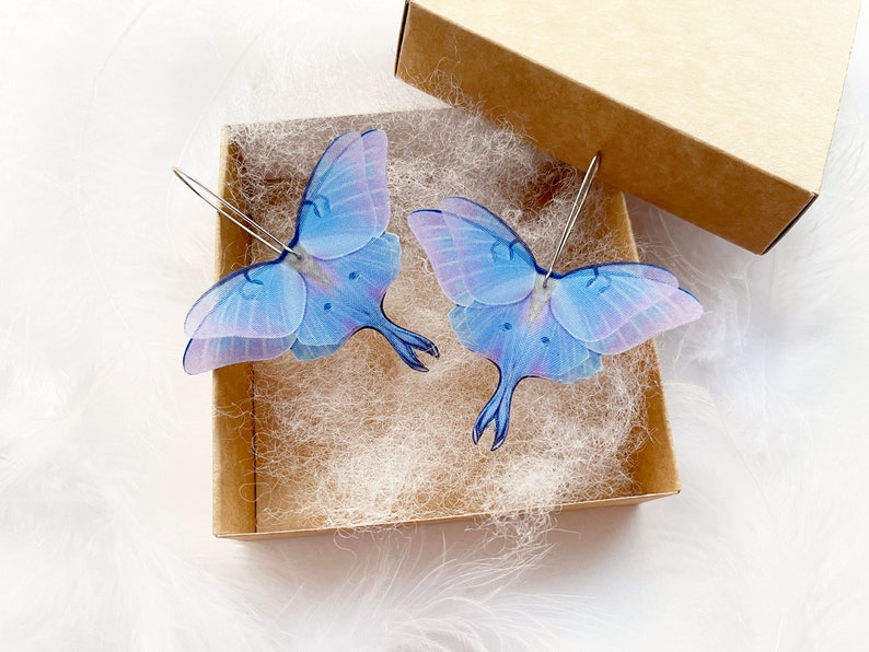 Brincos de mariposa Moon Luna com asas 3D feitos à mão de seda com cor de orquídea azul exclusiva, presente perfeito para baile de formatura ou qualquer amante de mariposa